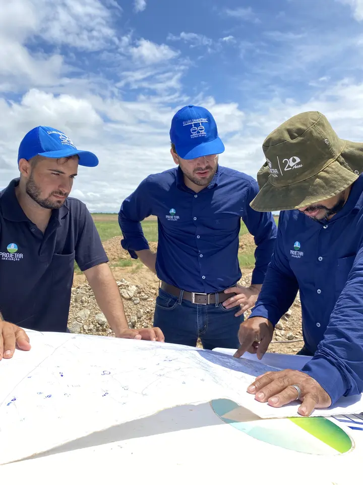 Equipe analisando um projeto de irrigação em campo