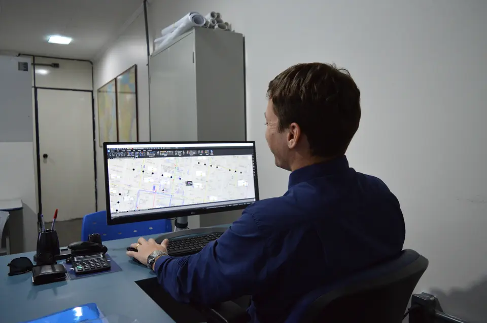 Projetista trabalhando em projeto técnico