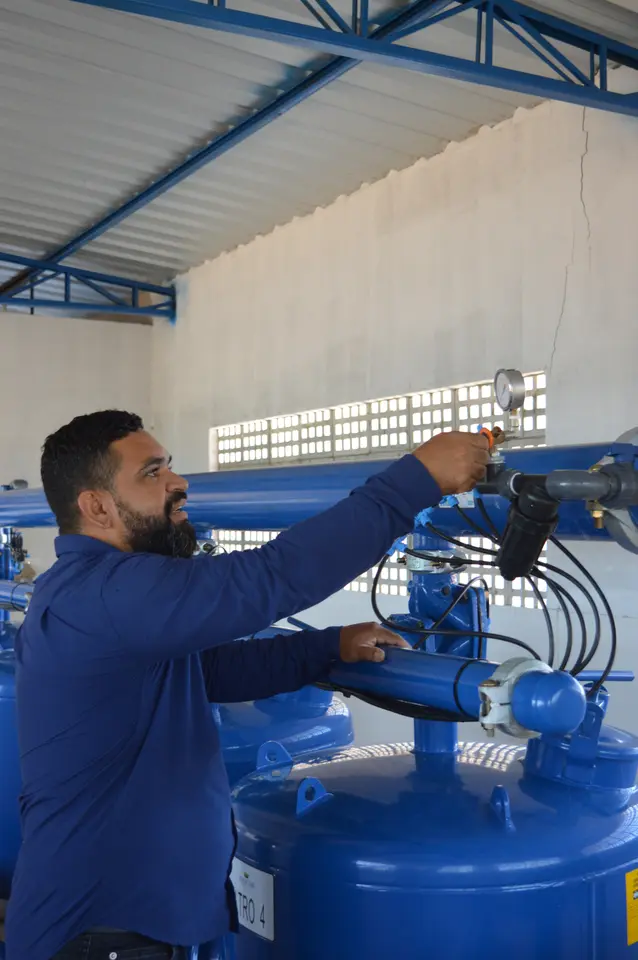 Técnico realizando montagem hidráulica