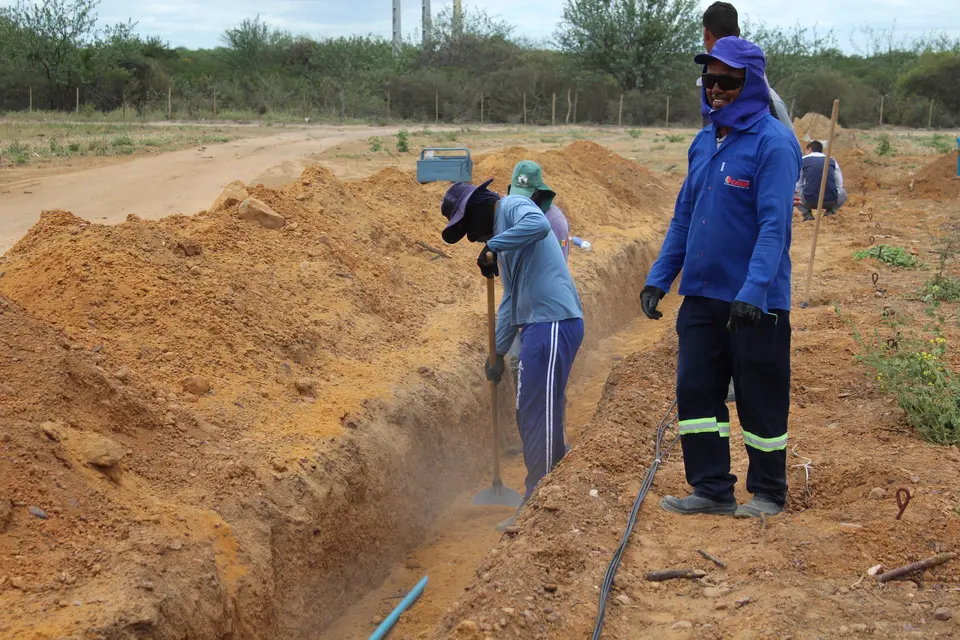Equipe em obra de irrigação no campo