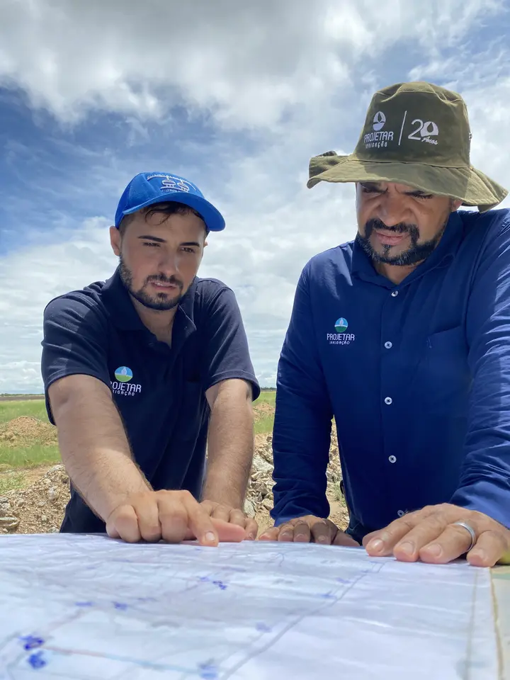 Equipe conferindo plantas de um projeto